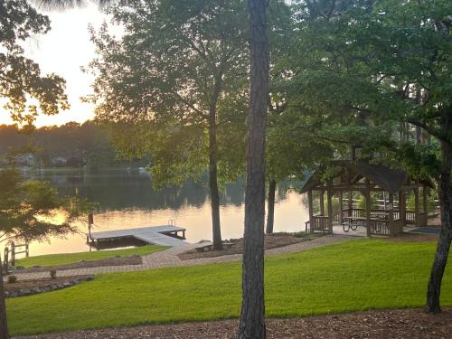 Cottage style home close to golfing and lake