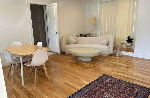 Cottage Suite "B" - Walk to Shops, Train, History