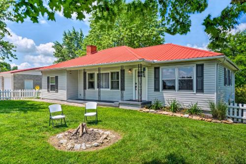Cottage with Deck and BBQ 2 Mi to Dale Hollow Lake!
