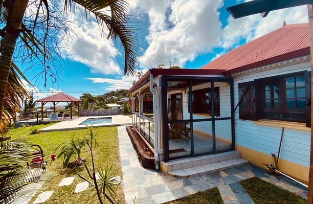 Cottage with pool and secure parking in Réunion