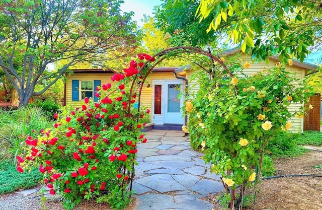 Cottage with prime location, WiFi, private hot tub & charming yard