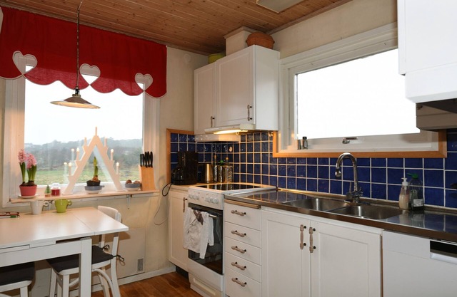 Cottage with sea view near Marstrand | SE09030
