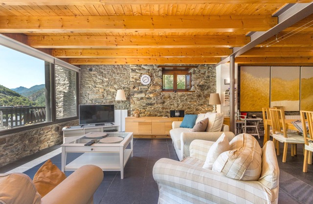 Country House 'Casa Guillem 3' with Lake View, Wi-Fi and Air Conditioning
