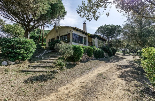 Country House "La Barraca de Farena" near the Beach in Palafrugell
