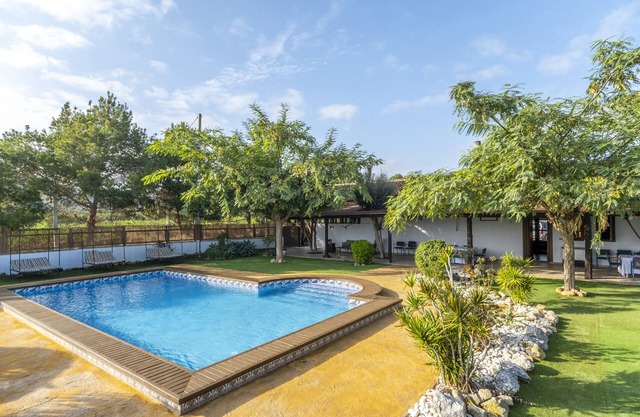 Country House 'Los Caleros' with Lake View, Private Pool and Wi-Fi