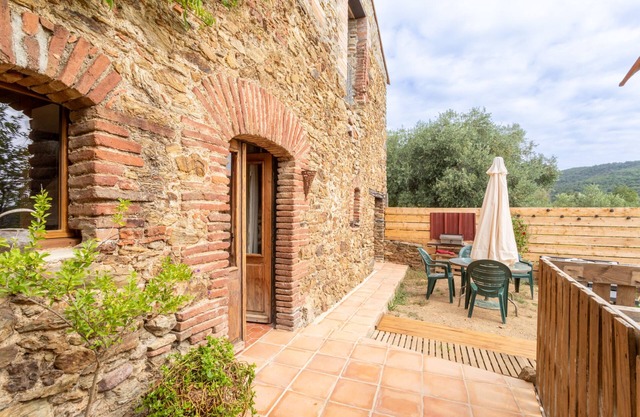 Country House 'Mas Vizern' with Mountain View, Private Garden and Wi-Fi
