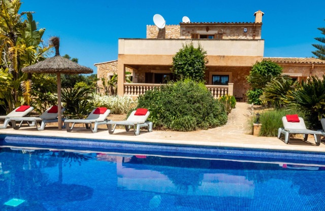 Country house with pool and beautiful views