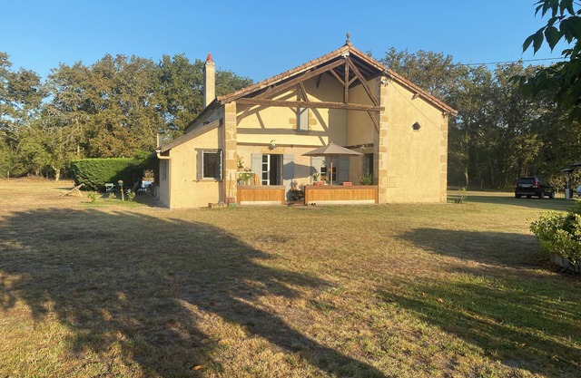 Country house with swimming pool and horse box in South Gironde