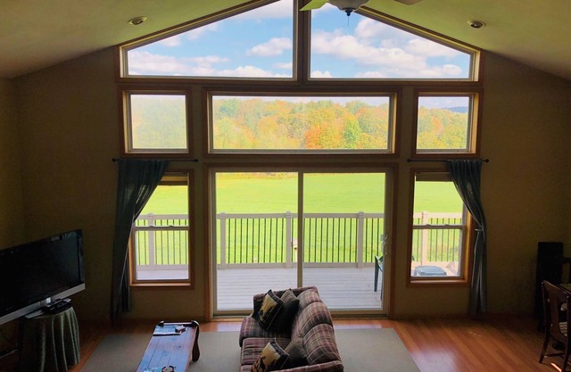 Country Lodge: Hot Tub, Waterfalls, Pond, Hiking, Amazing Views, & Chickens