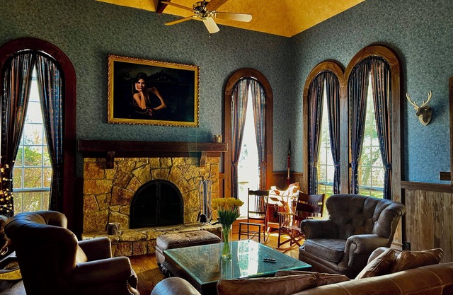 Country Mansion Estate w 5 King Bedrooms 60 acres & Lakes w Resort-style Pool