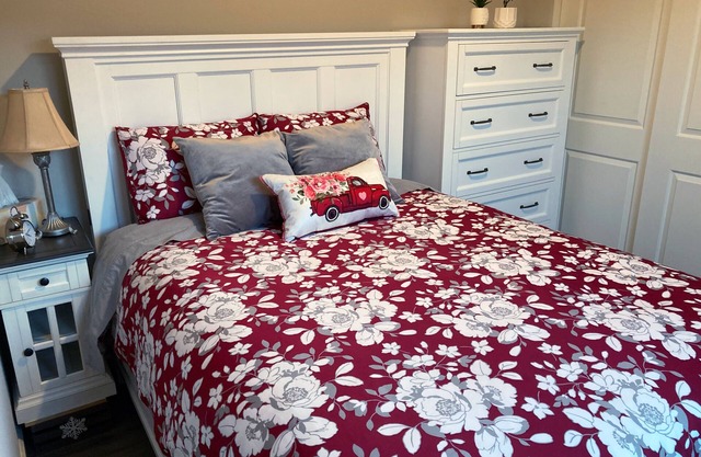 Country-Style Modern Living Suite w/Queen Bed