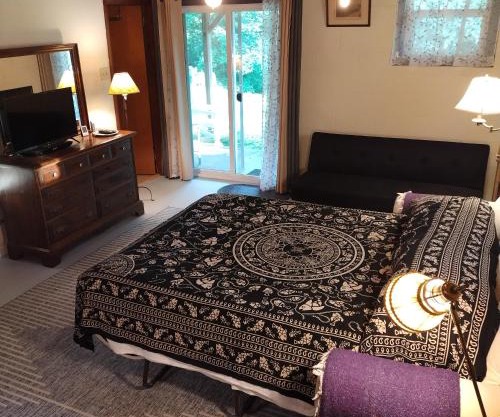 Country suite with bath and laundry