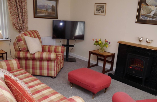Courtyard Cottage - a cottage that sleeps 4 guests in 2 bedrooms