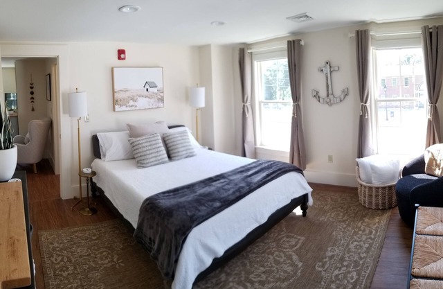 Coveted Public House suite, food trucks & craft beer on site, walk to UNH & town