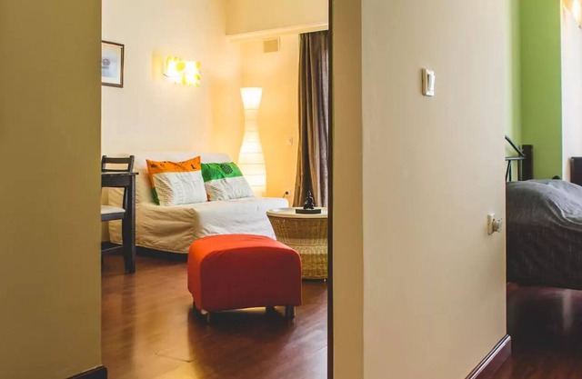 Coziest apt, 5' to Central Metro Station!