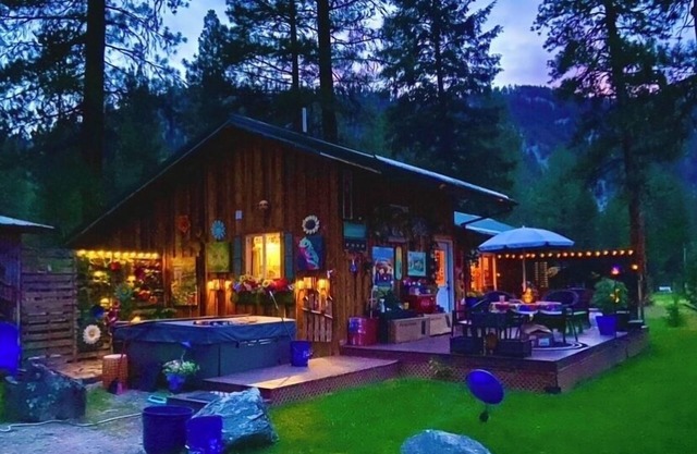 Cozy 1-bed cabin couples get-away w/hot tub and Starlink high-speed internet
