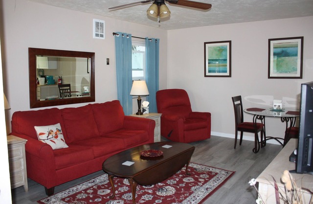 Cozy 1 Bedrm/1 Bth, Walk to Downtown, Pet Friendly, Fenced yard, Covered Patio
