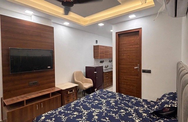 Cozy 1-bedroom apartment in excellent New Delhi with AC, WiFi