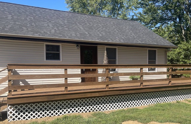 Cozy 1-bedroom home in Circleville with AC, Walking distance Hargus Lake.