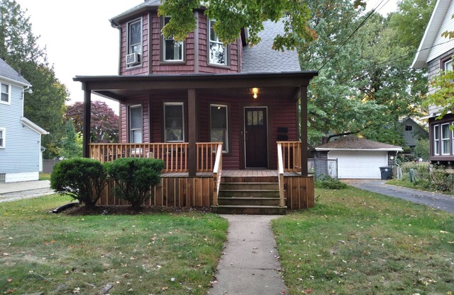 Cozy 1 Bedroom in Highland Square, pets welcome!
