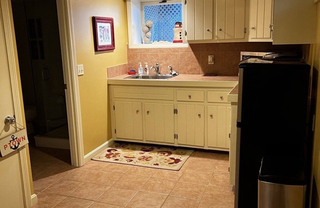 Cozy 1 bedroom unit in private home in residential neighborhood.