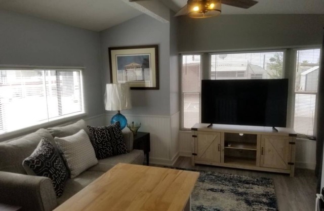 Cozy 1-bedroom modern manufactured home in a fun 55+ Apache Junction park!