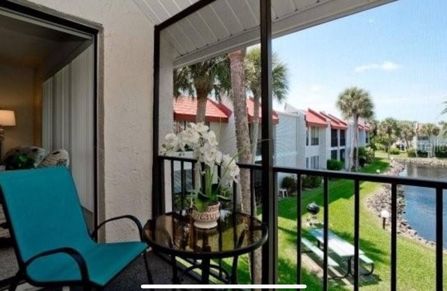 Cozy 1-bedroom condo with large pool, fishing pier, and pickleball courts
