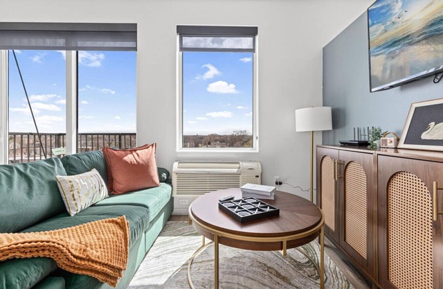 Cozy 1BR Lyn-Lake | Modern Amenities & Walkable
