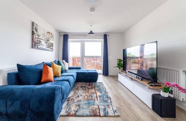 Cozy 1BR with Feature Balcony near Lakeside Shopping Centre, Thurrock