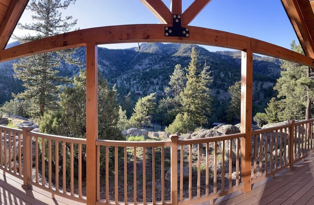 Cozy 2/2 Log Cabin Home - 11 miles from Estes Park, CO