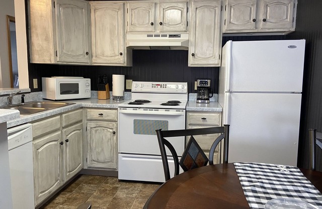 Cozy 2 bed 2 bath Condo w/Pool, Hot Tub, on Golf Course! Unit #1