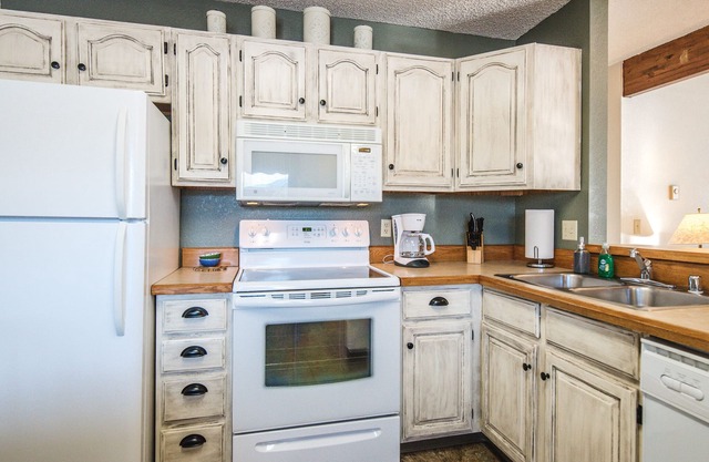 Cozy 2 Bed, 2 Bath Condo on Golf Course with Hot tub, Sauna & Pool!
