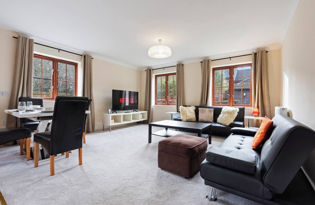Cozy 2 bed flat with free parking near Willen Lake in Milton Keynes