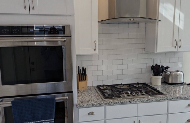 Cozy 2-bedroom 1 bath cottage in charming North Cape May. Short walk to the bay.