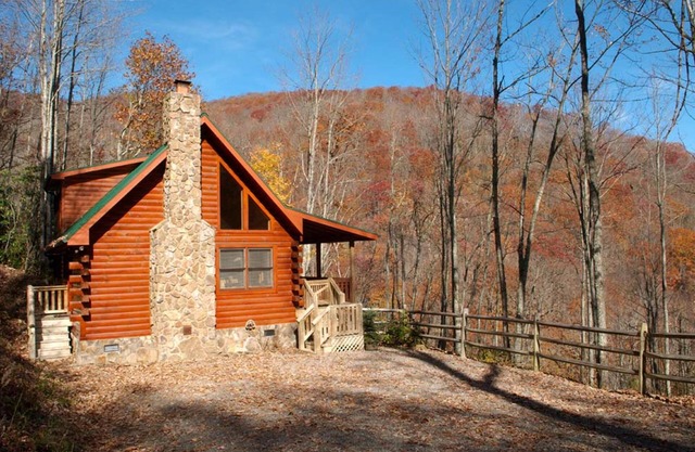 Cozy 2 Bedroom 2 Bath Log Cabin-Pet Friendly, Fenced Yard, Views & Firepit