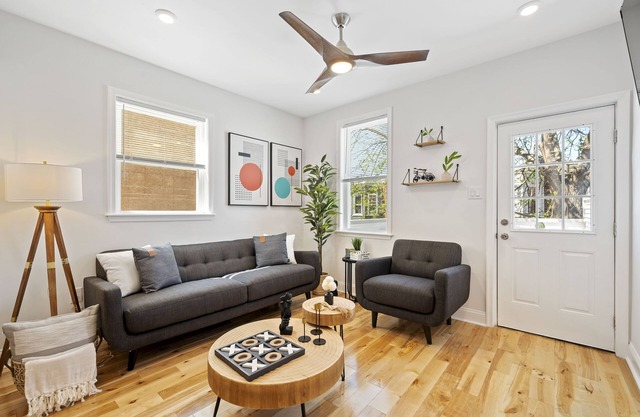 Cozy 2 bedroom apartment W/walkout deck!