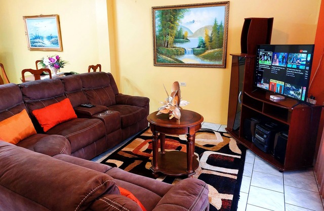 Cozy 2 Bedroom Apt near Airport, Malls, Golfing, Mountains