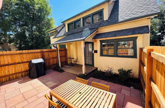 Cozy 2-bedroom bungalow in downtown Boulder with private parking,WiFi & AC