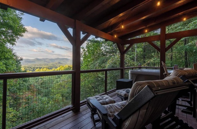 Cozy 2-bedroom cabin in beautiful Blairsville with AC, WiFi