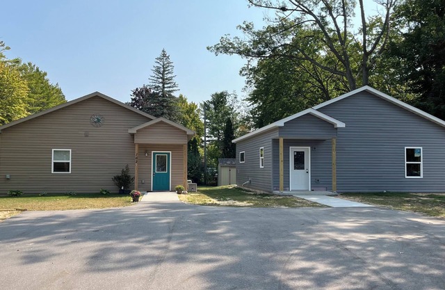 Cozy 2-bedroom cabin in peaceful Cadillac with AC, WiFi available in June 2025