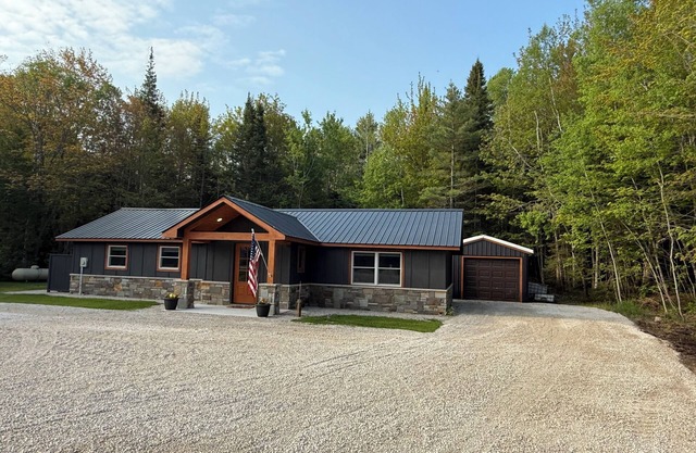 Cozy 2-bedroom house with WiFi in Paradise near restaurants and attractions