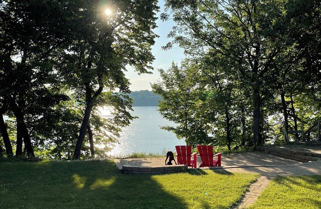 Cozy 2-bedroom Lake cabin in Alexandria Area with private lakeshore.