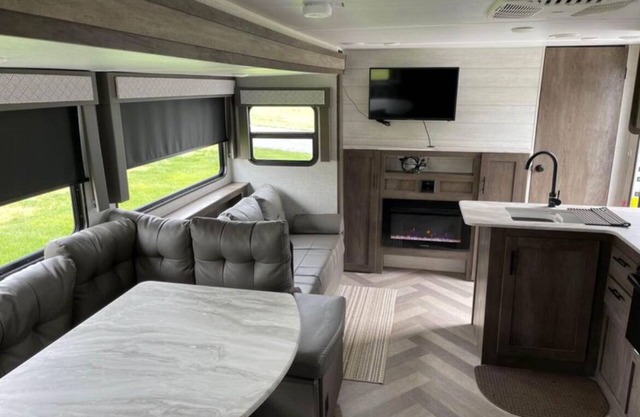 Cozy 2-bedroom RV with AC, heat, and WiFi in peaceful Kirkwood