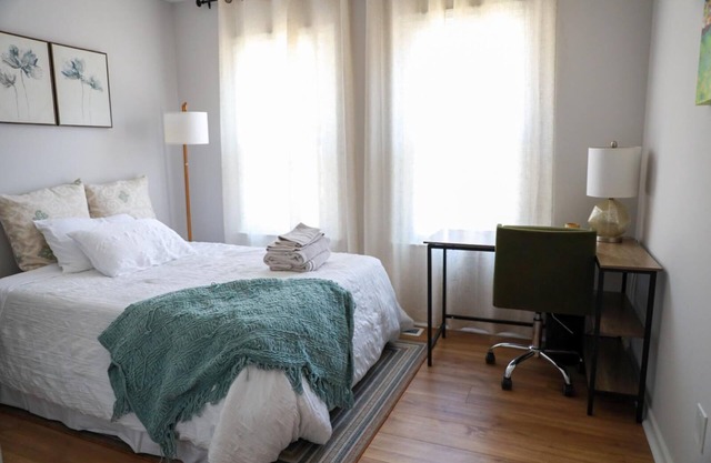 Cozy 2-bedroom townhome in enjoyable Richmond with WiFi, AC