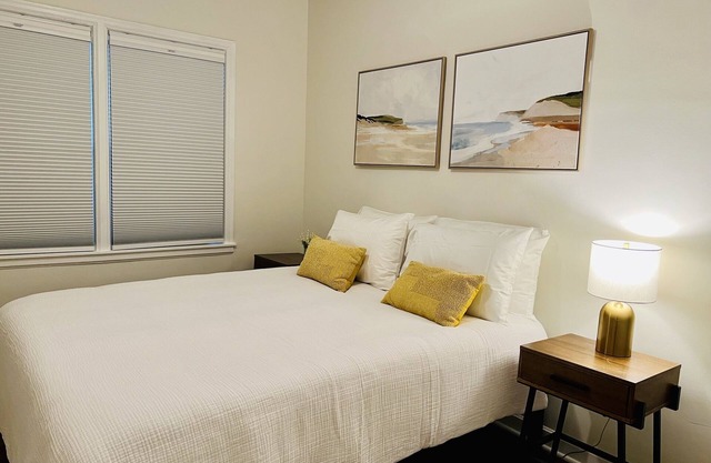 Cozy 2 bedrooms in the heart of historic Linden Hills Neighborhood