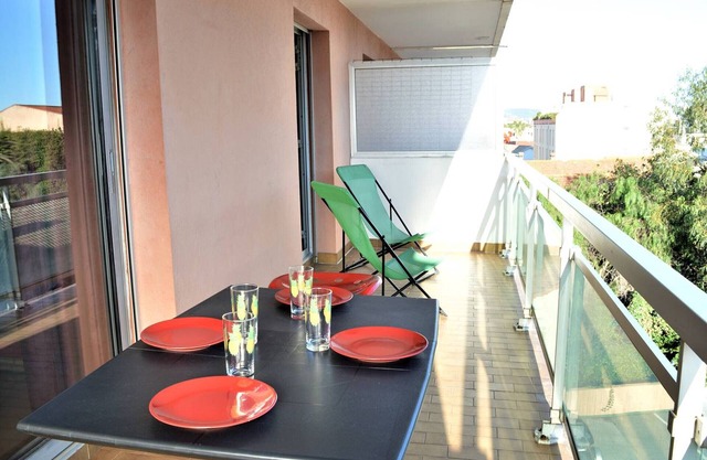 Cozy 2-Room Apartment, A/C, Parking, Near Shops and Beach in Cavalaire, Sleeps 4