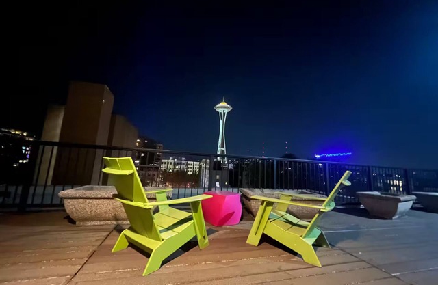 Cozy 2-Story Downtown Penthouse Studio/Space Needle View