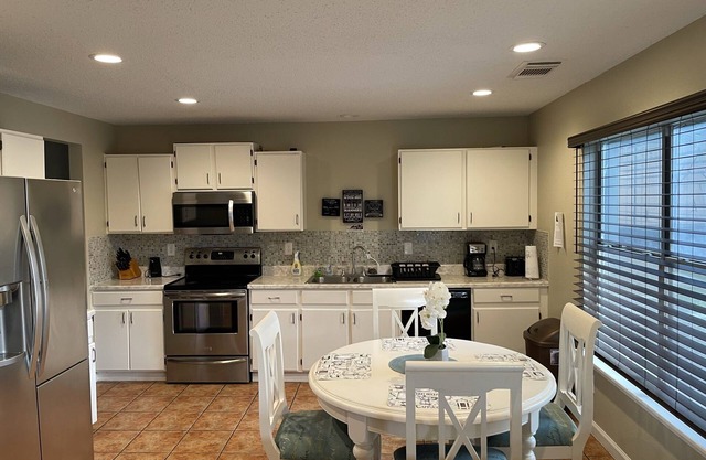 Cozy 2 Story with Hot-Tub!