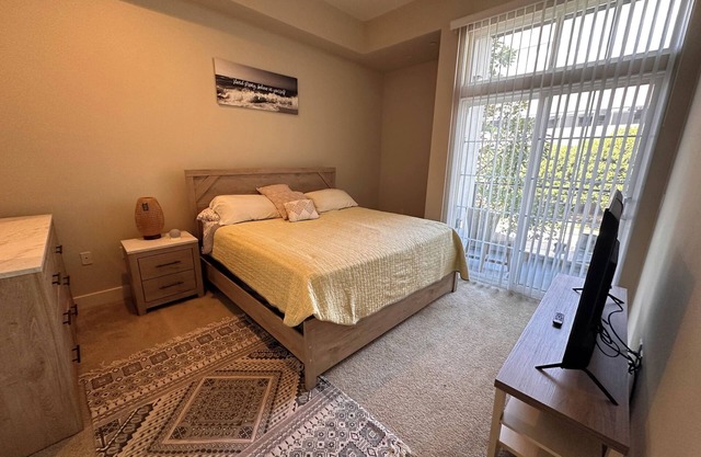 Cozy 2BD Large king & queen bed heart of Irvine
