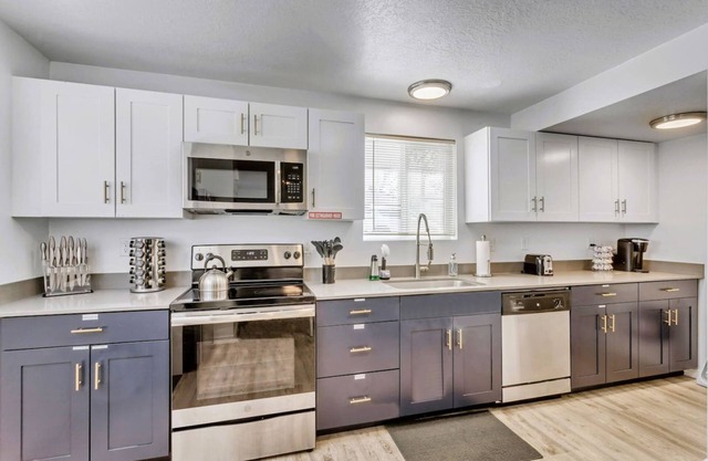 Cozy 2BR Apt w Parking Near Downtown SLC